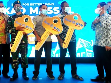 Wakil Dirut Bank BTN Nixon LP Napitupulu (kiri) dan Direktur Consumer and Commercial Lending Hirwandi Gafar (kanan) dalam kegiatan akad kredit massal di Pasuruan, Jawa Timur (15/10/2021). Bank BTN menggelar Akad Kredit Massal dalam rangka Hari Habitat Dunia. (Liputan6.com/HO/BTN)