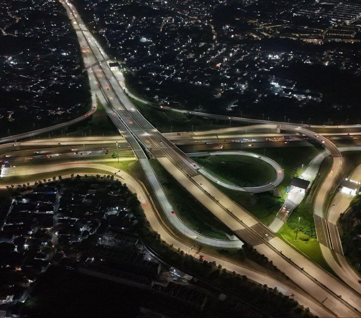 Sejumlah kendaraan bermotor melintasi simpang susun Tol Serpong-Cinere di kawasan Jombang, Ciputat, Tangerang Selatan, Banten, Kamis (20/6/2024).  Bank Indonesia (BI) memproyeksikan pertumbuhan ekonomi Indonesia akan mencapai kisaran 4,7 persen sampai den