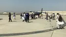 Pejabat Taliban terlihat dalam Bandara Internasional Hamid Karzai setelah penarikan Amerika Serikat (AS) di Kabul, Afghanistan, Selasa (31/8/2021). Taliban memegang kendali penuh atas Bandara Kabul setelah pesawat AS terakhir meninggalkan landasan pacu. (AP Photo/Kathy Gannon)