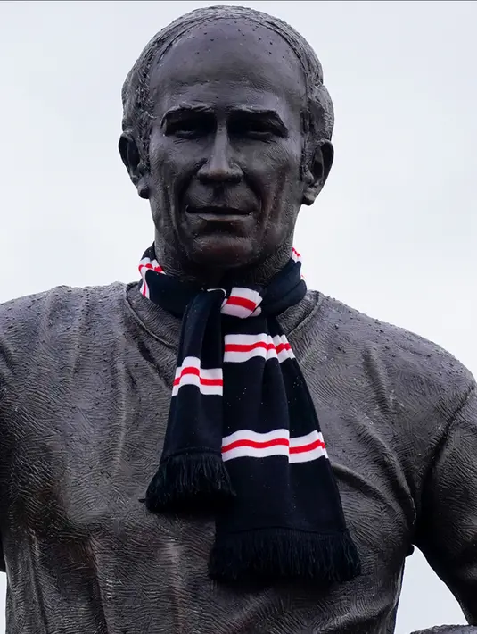 Bobby Charlton merupakan tokoh kunci dalam sepak bola Inggris saat menjuarai Piala Dunia 1966. Ia turut membantu MU juara Piala Eropa 1968, tiga gelar Liga Inggris, dan trofi Piala FA. (AP Photo/Dave Thompson)