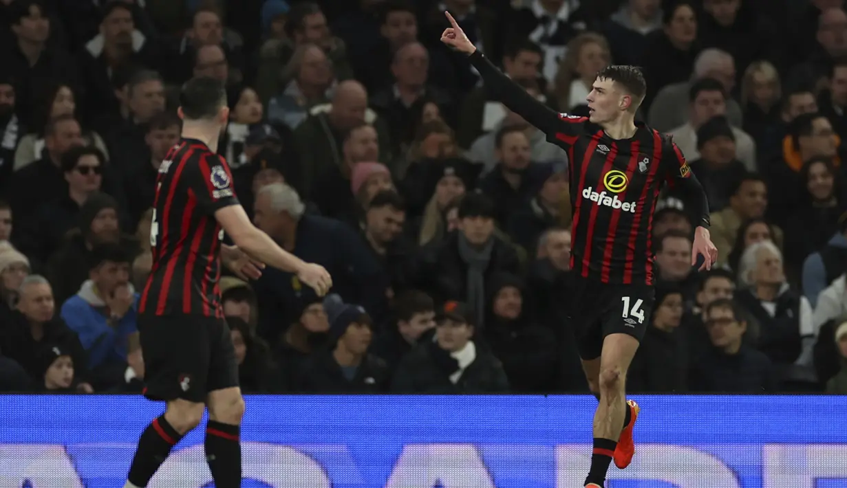 Selebrasi gelandang Bournemouth, Alex Scott setelah mencetak gol ke gawang Tottenham Hotspur pada laga pekan ke-20 Liga Inggris 2023/2024 di Tottenham Hotspur Stadium, London, Minggu (31/12/2023). (AP Photo/Ian Walton)