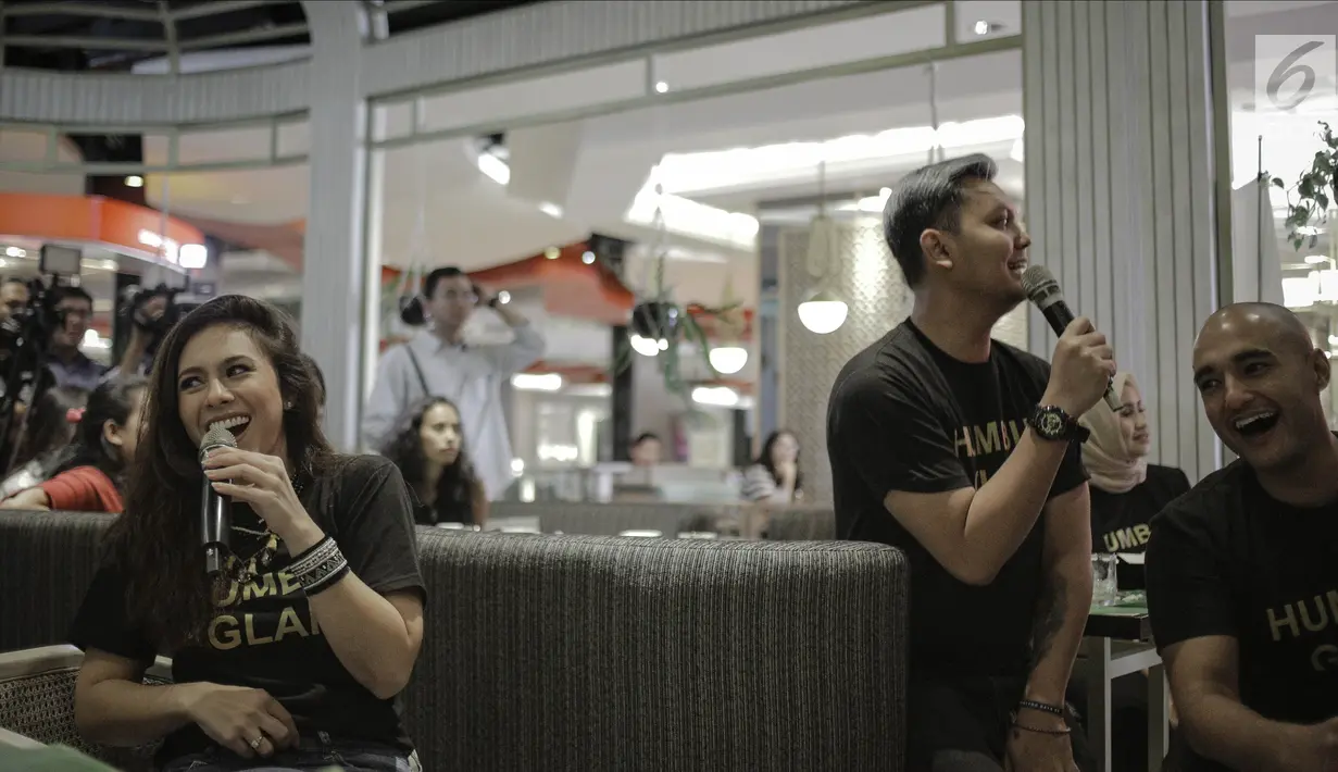 Wulan Guritno bersama personel Humble Glam saat ditemui dikawasan Jakarta, Rabu (28/3). Humble Glam merupakan kelompok pertemanan yang berisi sejumlah selebritis seperti Wulan Guritno, Chicco Jerikho, Baim Wong, Lukman Sardi. (Liputan6.com/Faizal Fanani)