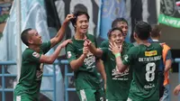 Para pemain Persebaya merayakan gol, Rishadi Fauzi ke gawang pemain PSPS Riau pada laga 8 Besar Liga 2 Grup Y di Stadion GBLA, Bandung, Sabtu (18/11/2017). Persebaya Menang 1-0. (Bola.com/Nicklas Hanoatubun)