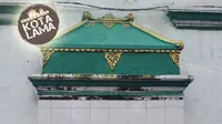 Bentuk atap pada bagian imam di musala Thoriqul Jannah tersebut mirip dengan atap klenteng, secara keseluruhan juga menggunakan gaya arsitektur Tiongkok. (M Mahrus/Radar Surabaya)