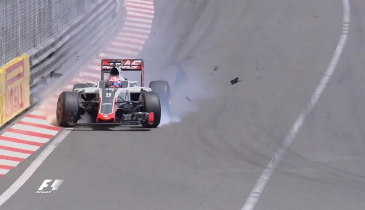 Pebalap Haas F1, Romain Grosjean, menabrak dinding pembatas saat latihan bebas kedua F1 GP Monako, Kamis (26/5/2016). (Bola.com/Twitter/F1)