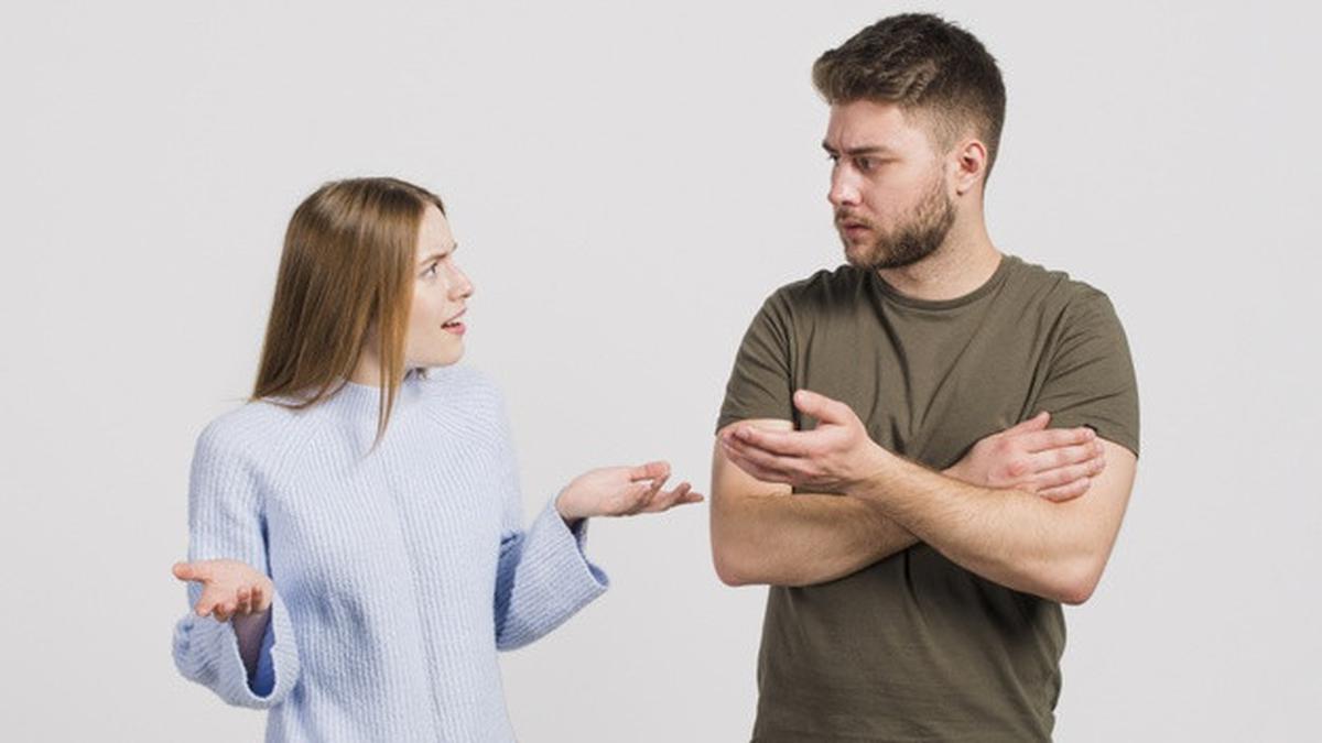 Discuss the questions with your partner. Пара живет вместе. Диалог what what what. Discuss the questions with your partner. Пара расслабляется дома.