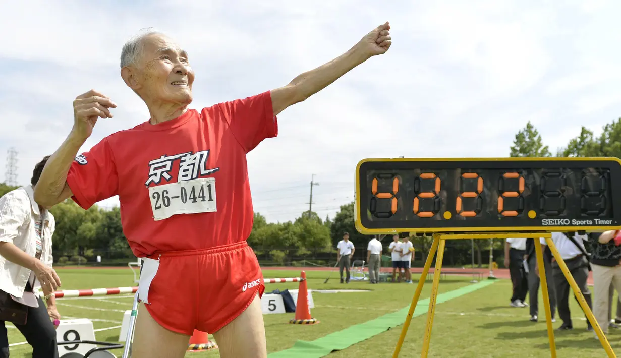 Hidekichi Miyazaki, kakek berusia 105 tahun asal Jepang berhasil mencetak rekor lari 100 meter waktu 42,22 detik dan tercatat oleh Guinness World Records pada 23 September 2015.(REUTERS/Kyodo)