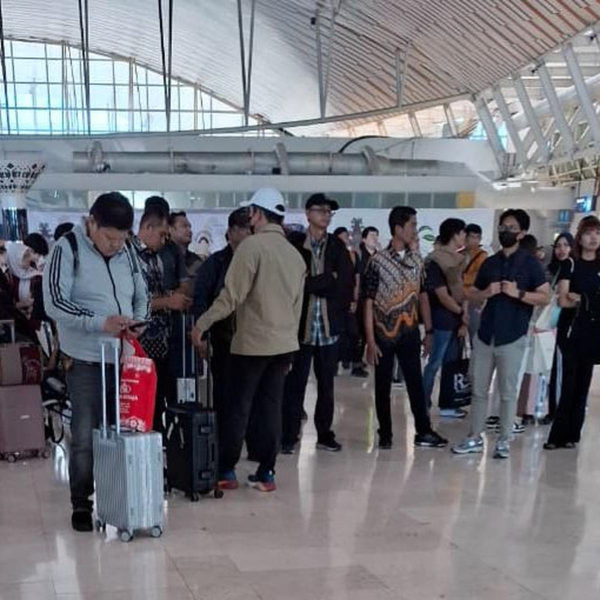 Dibawa Penyidik KPK ke Jakarta, Begini Penampakan Bupati Kolaka Timur Abdul Azis di Bandara Sultan Hasanuddin
