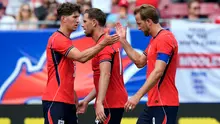 Penyerang Timnas Inggris Harry Kane, kanan, merayakan golnya melawan Selandia Baru bersama bek John Stones dan gelandang Jordan Henderson (14) selama babak pertama pertandingan persahabatan internasional, Sabtu, 6 Juni 2026, di Tampa, Florida. (AP Photo/Chris O'Meara)