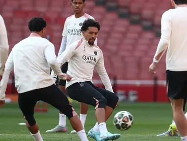 Pemain bertahan Paris Saint-Germain (PSG) asal Brasil, Marquinhos (tengah) saat mengikuti sesi latihan di Stadion Emirates, London, pada 28 April 2025. (FRANCK FIFE/AFP)