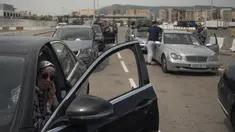 Penumpang dengan mobil mereka antre untuk menaiki feri menuju Tangier di pelabuhan Algeciras, Spanyol, Rabu (15/6/2022). Ribuan warga negara Maroko yang bekerja dan tinggal di Eropa melewati Selat Gibraltar saat mereka kembali untuk menghabiskan liburan musim panas di Maroko. (JORGE GUERRERO / AFP)