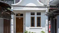 Rumah Sederhana Cat Putih Tampak Elegan di Gang Sempit (AI)