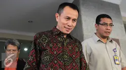Suparman Marzuki berjalan menuju mobil usai menjalani pemeriksaan di Bareskrim Mabes Polri, Jakarta, Senin (27/7/2015). Suparman diperiksa terkait kasus pencemaran nama baik yang dilaporkan Hakim Sarpin. (Liputan6.com/Helmi Afandi)