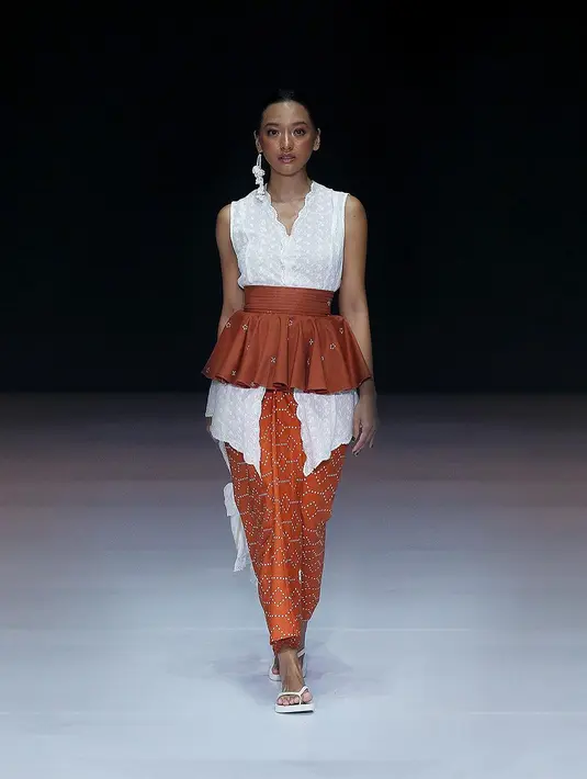 Tampilan stylish Asmara Abigail kenakan kebaya kartini tanpa lengan yang dilengkapi obi belt rample sebagai aksesori. Busana yang dikenakan Asmara satu ini berasal dari Sejauh Mata Memandang. [@sejauh_mata_memandang].