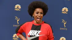 Aktris Jenifer Lewis menghadiri karpet merah ajang penghargaan insan pertelevisian dunia Emmy Awards 2018 di Teater Microsoft, Los Angeles, Senin (17/9). Jenifer tampil agak nyeleneh memakai sweater dari brand Nike. (Jordan Strauss/Invision/AP)