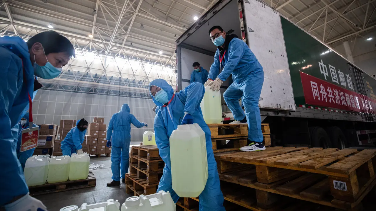 Kesibukan Relawan Siapkan Persediaan Medis di Wuhan