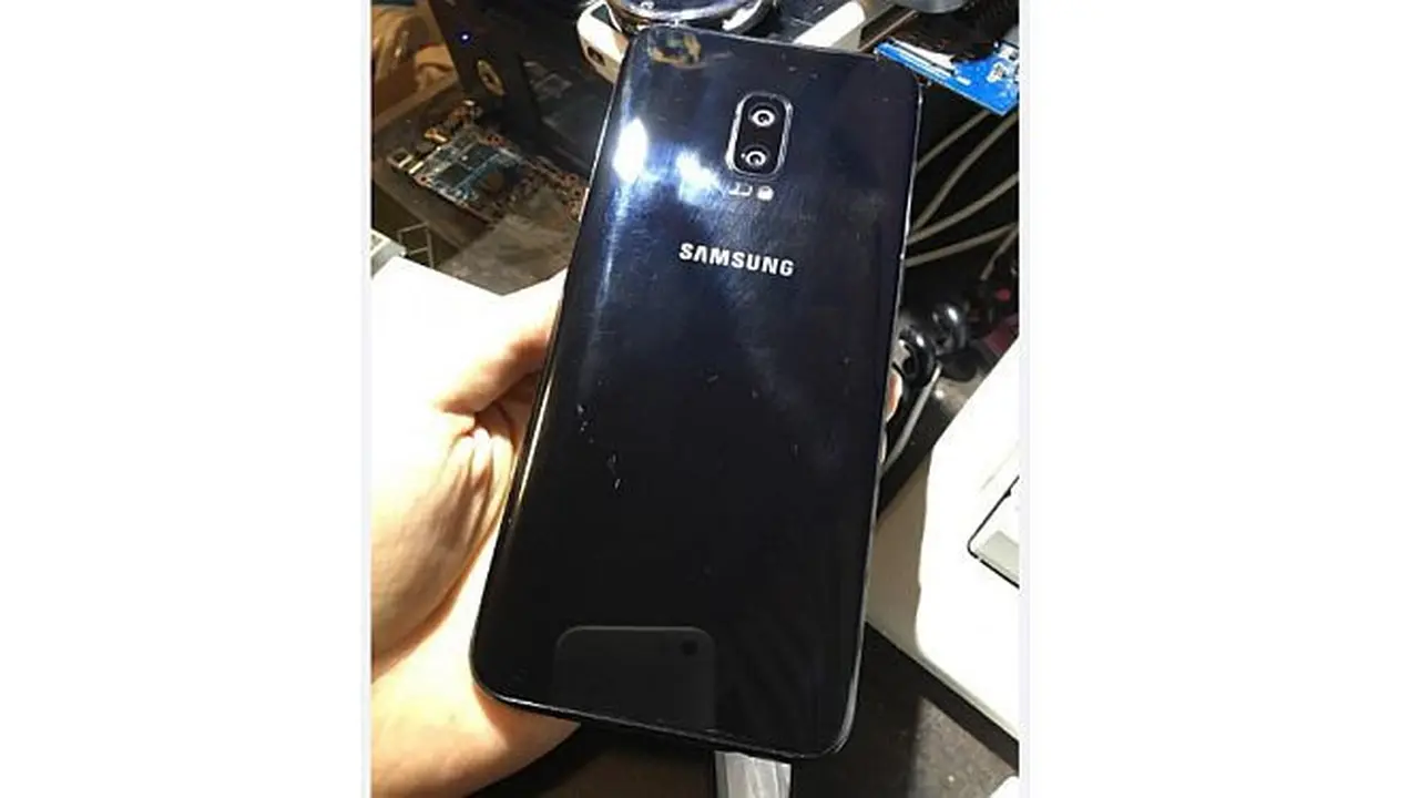 Samsung pernah menyiapkan beberapa prototype Galaxy S8 dengan dual kamera belakang.