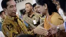 Presiden RI, Joko Widodo (kiri) bersalam dengan warga saat menghadiri puncak Peringatan Hari Ibu ke-86 di Gelanggang Olahraga Ciracas, Jakarta, Senin (22/12/2014). (Liputan6.com/Faizal Fanani)
