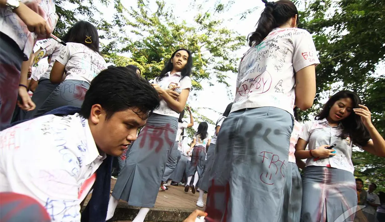 Aksi corat-coret ini dilakukan setelah mendapat pengumuman kelulusan di Jakarta, Selasa (20/5/2014) (Liputan6.com/Faizal Fanani)