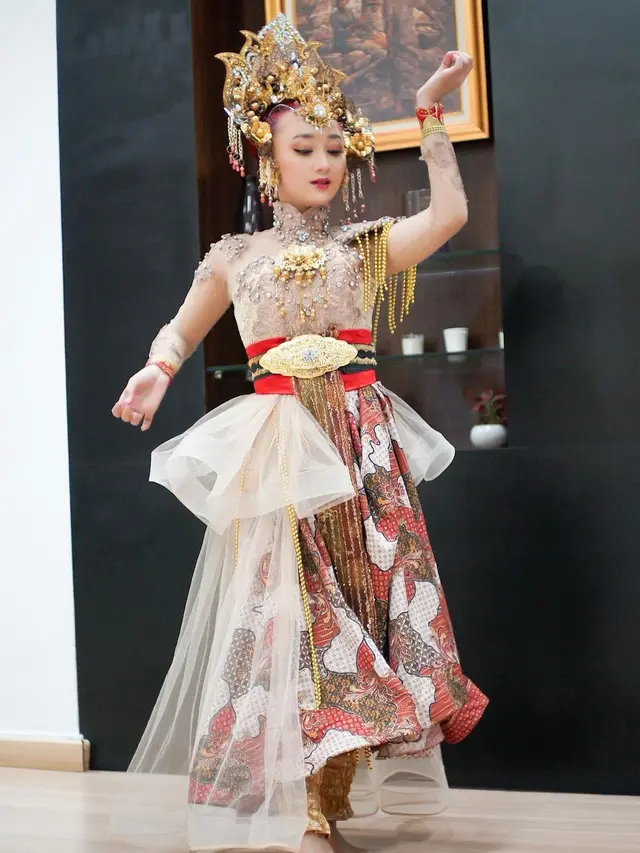 6 Potret Penampilan Sandrina Mazaya di IMB 2021, Memesona Pakai Busana Adat