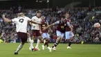 Pemain Manchester City, Erling Haaland, mencetak gol ke gawang Burnley pada laga pekan perdana Premier League di Stadion Turf Moor, Sabtu (12/8/2023). City menang dengan skor 3-0. (Nigel French/PA via AP)