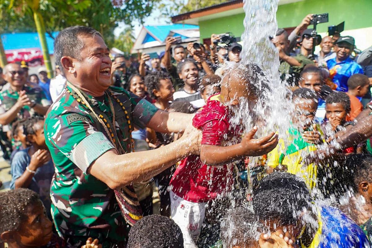 FOTO: Momen Hangat Jenderal Maruli Saat Menyapa Anak-Anak Papua