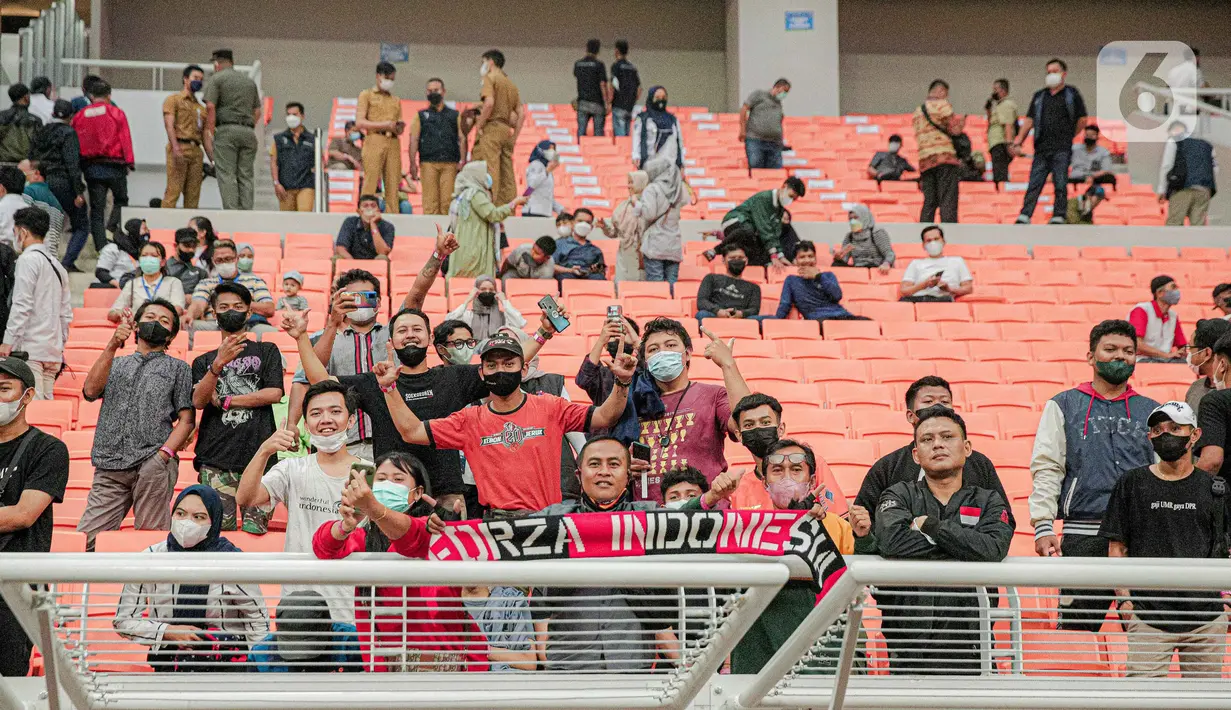 Suporter Indonesia All Start U-20 bersorak merayakan kemenangan atas Bali United U-18 18 pada pertandingan IYC 2021 di Jakarta International Stadium, Jakarta, Selasa (19/4/2022). Indonesia All Stars U-20 menang atas Bali United U-18 dengan skor 2-1. (Liputan6.com/Faizal Fanani)