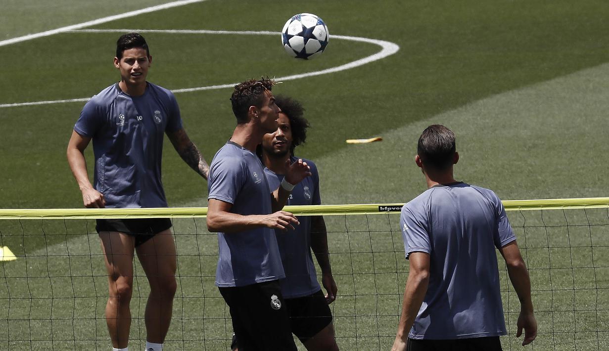 Pemain Real Madrid, James Rodriguez, Cristiano Ronaldo, Marcelo saat mengikuti sesi latihan jelang laga final Liga Champions di Madrid, Spanyol (30/05/3017). Di laga final nanti Real Madrid akan berhadapan dengan Juventus. (EPA/Mariscal)