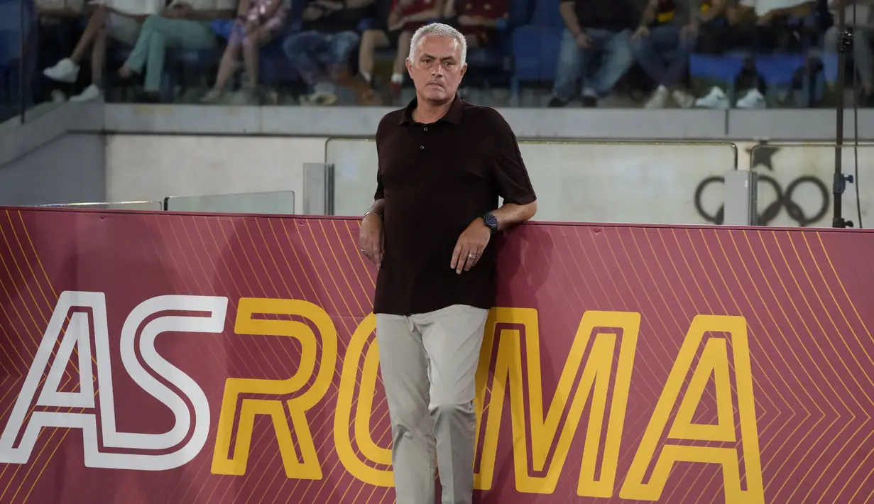 Pelatih AS Roma, Jose Mourinho terlihat sebelum pertandingan melawan Monza pada lanjutan Liga Serie A Italia di Stadion Olimpiade Roma, Rabu (31/8/2022). Roma menang telak atas Monza 3-0. (AP Photo/Gregorio Borgia)