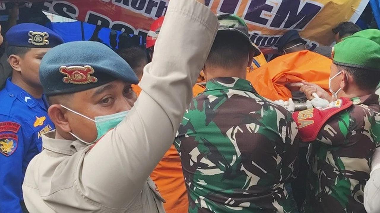 Penyerahan Kantong Jenazah Korban Pesawat ATR