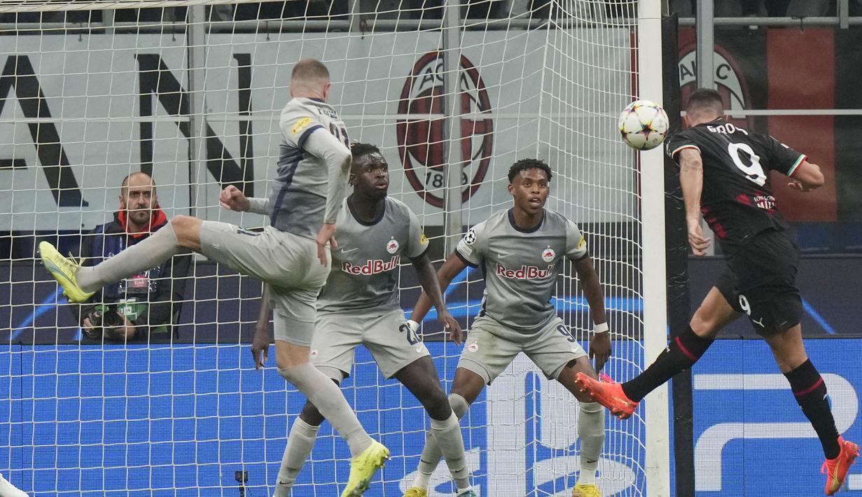 Olivier Giroud menjadi bintang kemenangan Milan dengan memborong dua gol. Selain itu, Giroud juga menyumbang assist untuk gol yang dicetak Rade Krunic dan Junior Messias. (AP/Luca Bruno)