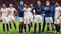 Pemain Sevilla tampak kecewa usai dikalahkan Bayern Munchen pada laga Piala Super Eropa di Puskas Arena, Budapest, Jumat (25/9/2020) dini hari WIB. Sevilla kalah 1-2 oleh Bayern Munchen. (AFP/Tibor Illyes/pool)