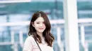 Han So Hee kenakan sweater rajut sutra berwarna pink lembut dengan celana pendek berbahan katun sutra [Dior]
