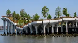 Pemandangan 'Pulau Kecil', taman umum baru dan gratis di Hudson River Park, New York City, Amerika Serikat, 21 Mei 2021. Sebanyak 132 tulip beton besar dipasang pada pilar di tepi Sungai Hudson untuk mengangkat 'Pulau Kecil'. (Angela Weiss/AFP)