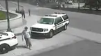 Aksi Jesse Olivieri  yang terekam kamera CCTV saat membawa senjata dan menerobos penjagaan di Gedung Putih, AS pada 20 Mei 2016. Akibat ulahnya, Jesse tertembak oleh pasukan Secret Service AS. (U.S. District Attorney's Office, D.C./Handout via Reuters)