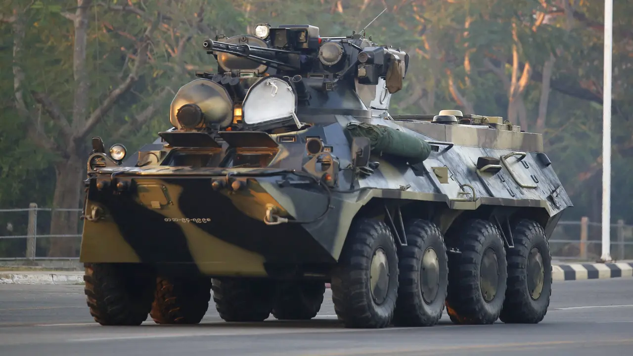 Militer Kerahkan Kendaraan Lapis Baja di Kota-Kota Myanmar