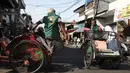 Pengayuh becak menunggu penumpang di Kawasan Pasar Rajawali, Pademangan, Jakarta Utara, Senin (8/10). Pemprov DKI Jakarta bakal merevisi Perda Nomor 8 Tahun 2007 untuk mengakomodasi operasional becak. (Liputan6.com/Herman Zakharia)