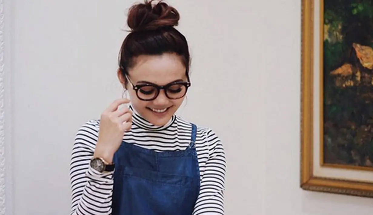 Setelah memutuskan menanggalkan hijab yang telah dikenakan sekitar setahun, Rina Nose beberapa kali harus mengahadapi cibiran dari warganet. Setelah jarang muncul, ia lebih merendahkan dirinya. (Instagram/rinanose16)