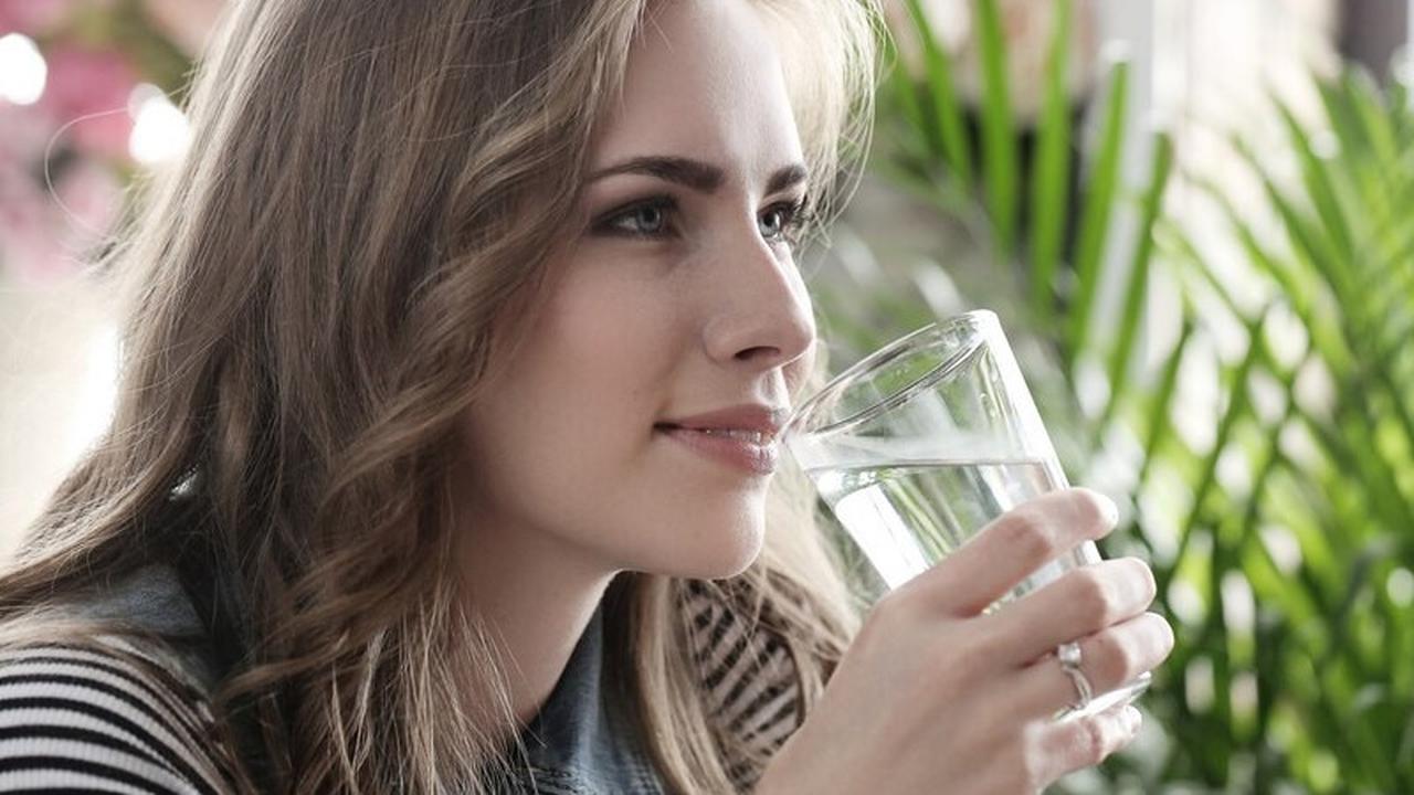 9 Kesalahan Minum Air Putih yang Bisa Berdampak Buruk pada Kesehatan Terutama di Atas Usia 50 Tahun