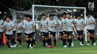 Pemain Timnas Thailand U-23 berlari jelang latihan di Lapangan B Kompleks GBK, Jakarta, Selasa (29/5). Timnas Thailand U-23 akan melakoni laga uji coba melawan Timnas Indonesia U-23 pada 31 Mei dan 3 Juni mendatang. (Liputan6.com/Helmi Fithriansyah)