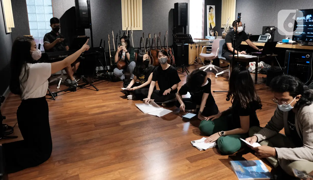 Peserta terpilih mendapat arahan pada kelas tari Indonesia Menuju Broadway: Online & Offline Musical Theater Conservatory di Jakarta, Sabtu (26/03/2022). Kegiatan ini menggunakan silabus yang diadaptasi dari pelajaran tahun pertama konservatori/sekolah musik di Amerika Serikat. (Liputan6.com/HO/ID)
