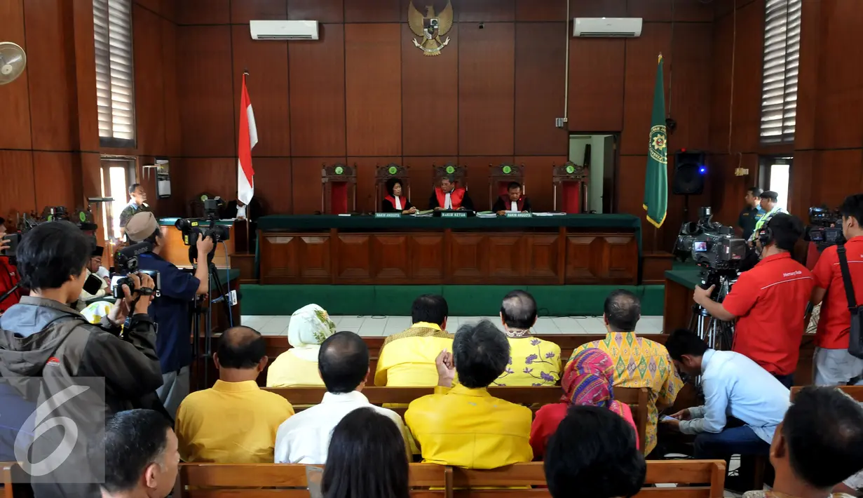 Suasana saat sidang putusan sengketa dualisme partai Golkar di PN Jakarta Utara, Jumat, (24/7/2015). Hakim Lilik Mulyadi memutuskan, keabsahan kepengurusan Partai Golkar kubu Munas Bali. (Liputan6.com/Johan Tallo)