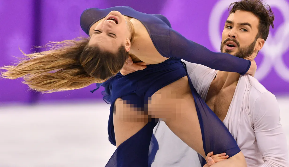 Atlet ice dancer Prancis, Gabriella Papadakis dan Guillaume Cizeron tampil bertanding di Olimpiade Musim Dingin Pyeongchang 2018, Selasa (20/2). Kali ini giliran bagian bokong Gabriella yang terlihat karena kostum yang begitu terbuka. (Mladen ANTONOV/AFP)