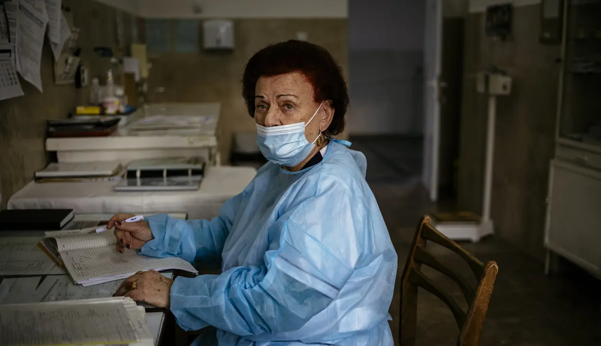 Spesialis penyakit menular Dr Maria Bogoeva (82) saat shiftnya di unit Covid-19 di sebuah rumah sakit kecil di Bulgaria pada 20 Januari 2021. Dia adalah salah satu dari sekumpulan dokter lansia yang memerangi kengerian virus di sistem perawatan kesehatan Bulgaria yang kewalahan (Dimitar DILKOFF/AFP)