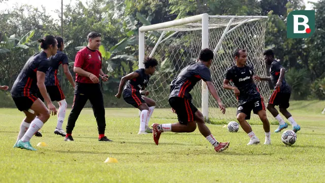 Pemain Persija, Riko SImanjuntak, saat sesi latihan di Lapangan Nirwana Park, Bojongsari, Depok, Rabu (25/5/2022). (Bola.com/M Iqbal Ichsan)