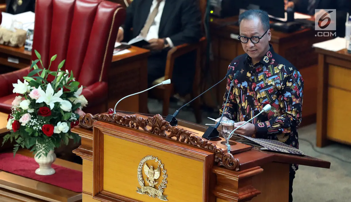 Menteri Sosial Agus Gumiwang memberikan pandangan pemerintah saat Rapat Paripurna di Kompleks Parlemen, Senayan, Jakarta, Selasa (3/9/2019). DPR dijadwalkan mengesahkan dua Rancangan Undang-Undang (RUU) yaitu RUU Sumber Daya Air (SDA) dan RUU Pekerja Sosial. (Liputan6.com/JohanTallo)