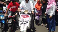 Cagub Anies Baswedan naik vespa saat Kampanye Damai Pilkada DKI 2017. (Liputan6.com/Taufiqurrohman)