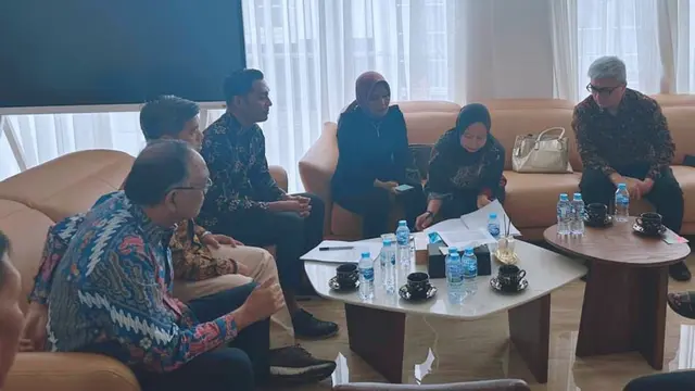 Saat peluncuran Indonesia Airlines, bersama CEO Iskandar dan jajaran direksi.