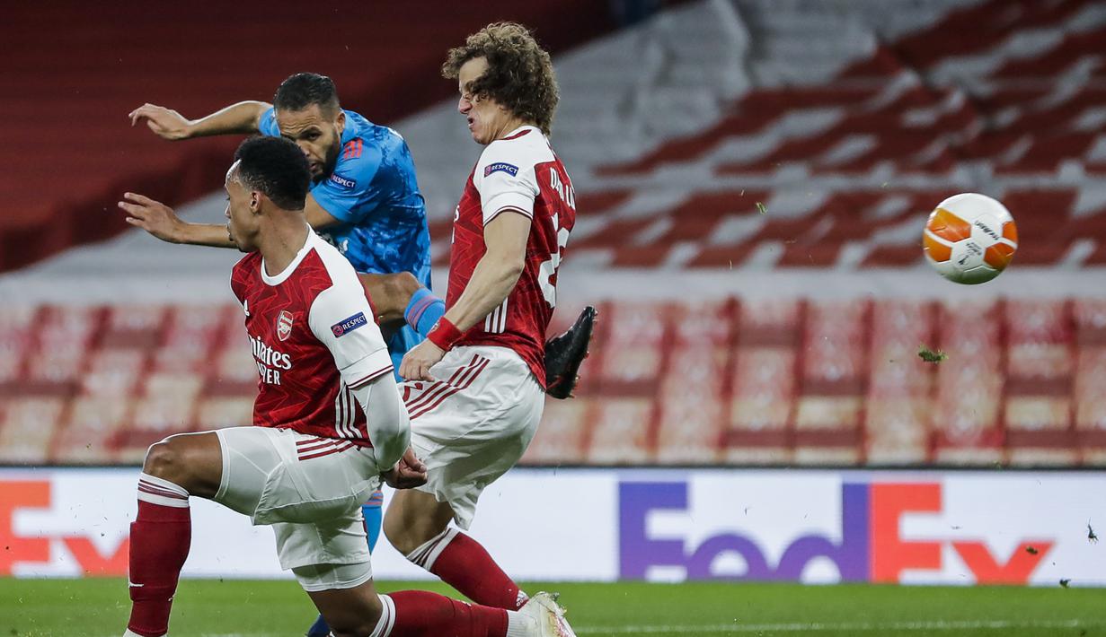 Striker Olympiakos, Youssef El-Arabi (tengah) melepaskan tendangan yang berbuah gol ke gawang Arsenal dalam laga leg kedua babak 16 besar Liga Europa 2020/2021 di Emirates Stadium, London, Kamis (18/3/2021). Olympiakos menang 1-0 atas Arsenal. (AP/Matt Dunham)