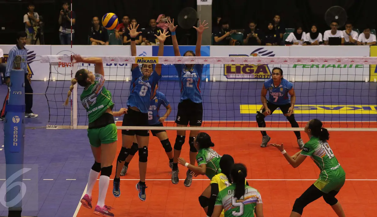 Pemain Jakarta Elektrik PLN berusaha memblok serangan dari pemain Gresik Petrokimia pada pertandingan Proliga 2017 di Gor Sritex Arena, Solo (8/4). Jakarta Electrik PLN menang dengan skor 3-0 (25-22, 25-20, 25-14). (Liputan6.com/Gempur M. Surya)